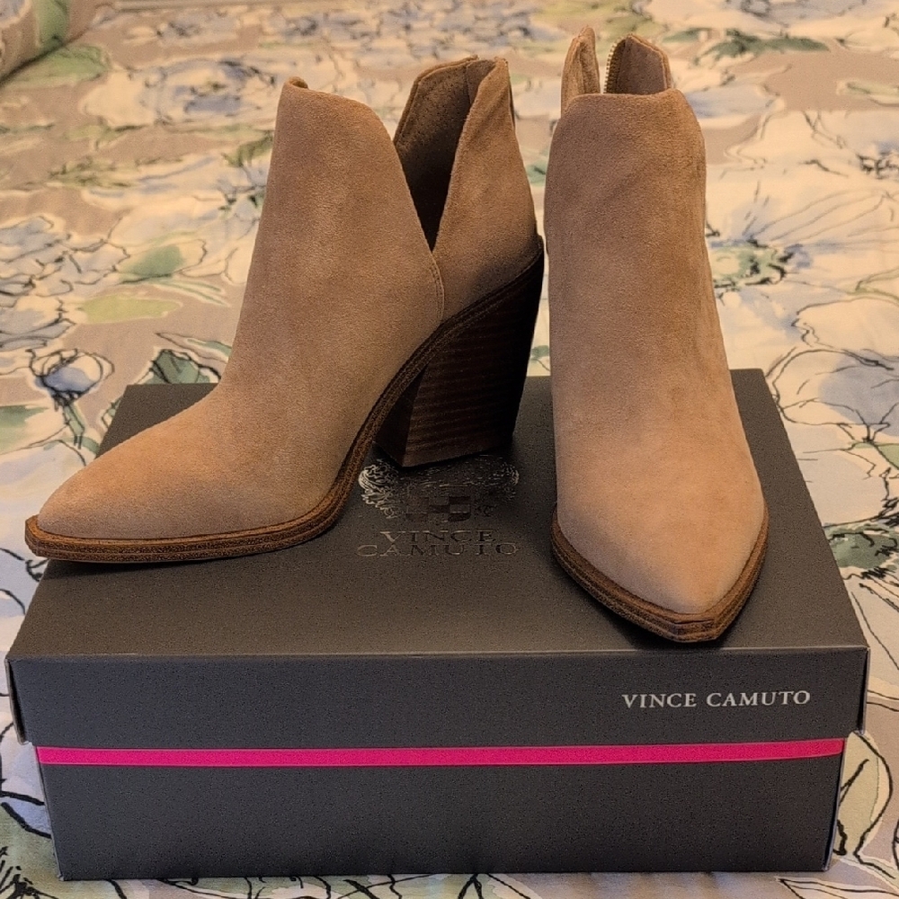 Perfect Women's Tan Suede Ankle Boots NWT! - Picture 2 of 5